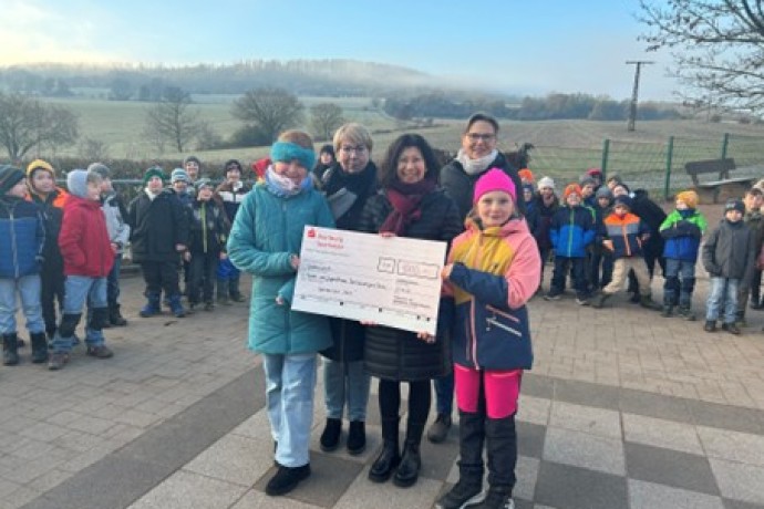 Spende 1000 € Grundschule Empfertshausen 